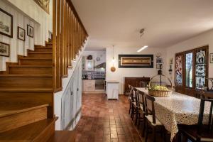 eine Küche und ein Esszimmer mit einem Tisch und einer Treppe in der Unterkunft Villa Mori in Badesse