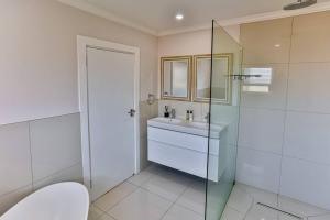 Ένα μπάνιο στο Les Dauphine 3 - Premier Beach Front Apartment +18 φωτογραφίες