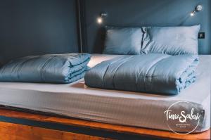 - un lit avec 2 oreillers dans l'établissement Time Sabai 134, à Bangkok