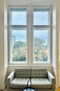- un salon avec un canapé et 2 fenêtres dans l'établissement Stunning Apartment in City Center, à Vienne