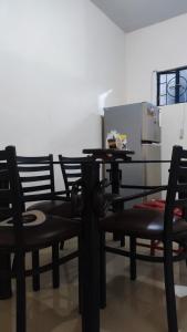 comedor con mesa, sillas y nevera en MESSÉ Home Stay en General Santos
