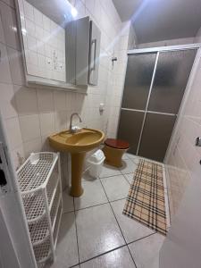 ein Badezimmer mit Waschbecken, Toilette und Dusche in der Unterkunft Apartamento amplo em meia praia - poucos metros do mar in Itapema + 15 Fotos