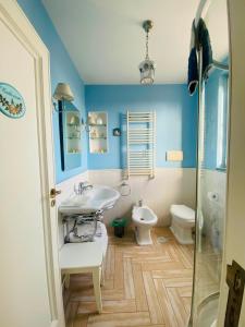 ナポリにあるLa Casa sui Tettiの青いバスルーム(洗面台、トイレ付)