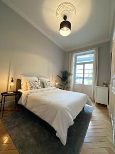 een slaapkamer met een groot bed en een raam bij Room in luxurious apartment in Hamburg