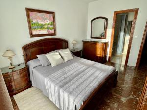 um quarto com uma cama grande e um espelho em Casa rural Lomalinda em Granada