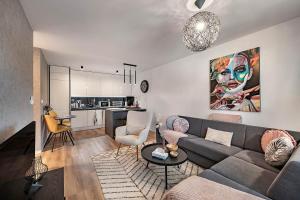 uma sala de estar com um sofá e uma mesa em Apartments Centrum Hviezdoslav em Poprad