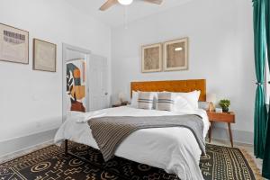 a bedroom with a bed with white sheets and pillows at House Of Vibes in New Orleans