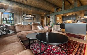 ein Wohnzimmer mit einem Sofa und einem Tisch in der Unterkunft Nice Home In Hornindal With Kitchen in Hornindal