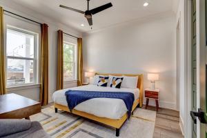 - une chambre avec un lit king-size et un canapé dans l'établissement Miro Maison, à La Nouvelle-Orléans