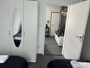 Habitación con 2 camas y espejo. en City Apartment Paderborn Apartment 6, en Paderborn