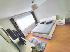 ein kleines Schlafzimmer mit einem Bett und einem Fenster in der Unterkunft Top apartment with 2 bedrooms and fully equiped in Haag