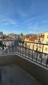 - un balcon avec vue sur une ville avec des bâtiments dans l'établissement Le Gaïa - T2 de standing neuf, à Perpignan