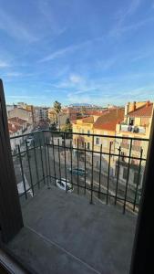 d'un balcon offrant une vue sur la ville. dans l'établissement Le Gaïa - T2 de standing neuf, à Perpignan