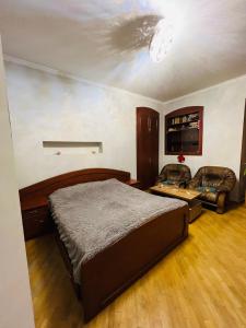 - une chambre avec un lit et un canapé dans l'établissement ბინა, à Tbilissi