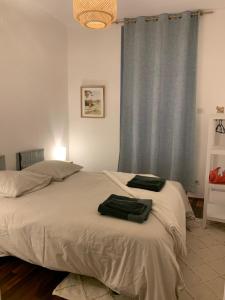 a bedroom with a bed with two towels on it at Maison Jeanne d’Arc in Mennetou-sur-Cher