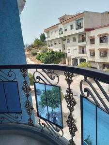 - un balcon avec vue sur un bâtiment dans l'établissement CASA RAYAN, à Chefchaouen