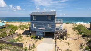 een blauw huis op het strand vlakbij de oceaan bij OCEANFRONT, Ocean Views, Beach Access, Close to Shopping, KH123, Pelican's Watch in Kitty Hawk