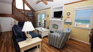 een woonkamer met een bank en een open haard bij OCEANFRONT, Ocean Views, Beach Access, Close to Shopping, KH123, Pelican's Watch in Kitty Hawk