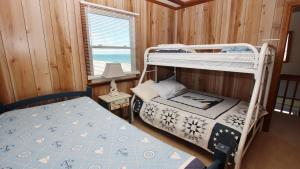 een slaapkamer met twee stapelbedden en een raam bij OCEANFRONT, Ocean Views, Beach Access, Close to Shopping, KH123, Pelican's Watch in Kitty Hawk