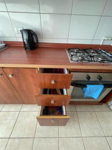 uma cozinha com um balcão de madeira e um fogão em alojamiento 3 dormitorios em Santiago