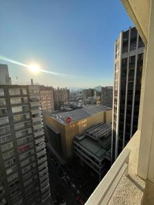 vista para o horizonte da cidade a partir de um edifício em alojamiento 3 dormitorios em Santiago