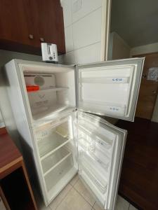 um frigorífico vazio com a porta aberta numa cozinha em alojamiento 3 dormitorios em Santiago