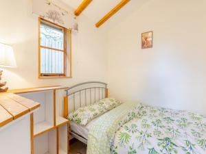um quarto com uma cama, uma secretária e uma janela em Beavers- Uk45706 em Cambridge