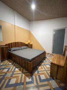 Rilassare stays cottage في Pedong: غرفة نوم بسرير كبير وكرسي
