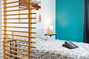 ein Schlafzimmer mit einem Bett und einer hölzernen Wendeltreppe in der Unterkunft Cosy lounge suit à 10 min de l'aéroport CDG TREMBLAY EN FRANCE in Tremblay En France