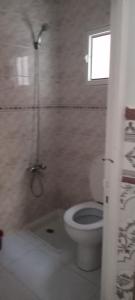 Phòng tắm tại Appartement meublé à Mdiq vue sur mer à 16 RL 2 Avenue KADI AYAD app 5 code postale 93200 la rue entre auto-école et dawajin al khayrat