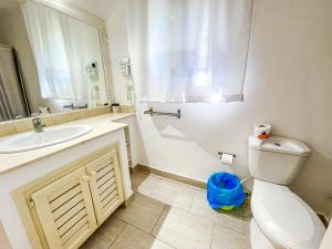 ein Badezimmer mit einem weißen WC und einem Waschbecken in der Unterkunft Garden & Ocean View VILLAS & Apartments WiFi BBQ Beach CLUB & SPA in Punta Cana