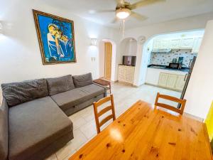 ein Wohnzimmer mit einem Sofa und einem Tisch in der Unterkunft Garden & Ocean View VILLAS & Apartments WiFi BBQ Beach CLUB & SPA in Punta Cana