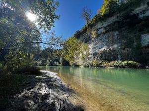 un bacino d'acqua vicino a una scogliera rocciosa di Chambre Lumineuse Dans Une Maison Moderne a Treyvaux