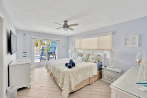 a bedroom with a bed and a ceiling fan at Island Paradise 3 Bed Waterfront/Heated Pool in Clearwater Beach
