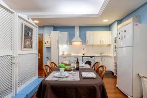 uma sala de jantar com uma mesa e uma cozinha em Apartment Alameda em Sevilha