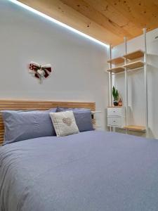 um quarto com uma cama e uma ventoinha de tecto em Le Stue em Pieve di Cadore