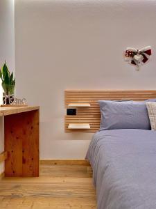 - une chambre avec un lit et un ventilateur de plafond dans l'établissement Le Stue, à Pieve di Cadore