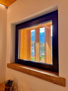 una ventana en una habitación con una cornisa de madera en Le Stue en Pieve di Cadore