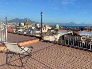ナポリにあるLa Casa sui Tettiの市街の景色を望むバルコニー(椅子付)