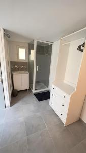 uma casa de banho com um armário branco e um lavatório em FRGK "Villa Oasis Urbain" em Cannes
