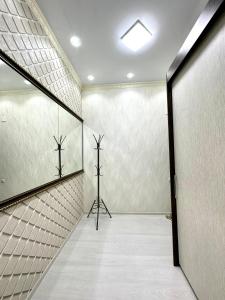 una habitación vacía con cruces en la pared en Двухкомнатная элитка Ала-Арча en Bishkek