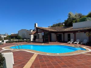 una piscina frente a una casa en Reñaca Departamento Holiday Park 605 cómodo y buena ubicación familiar, en Viña del Mar