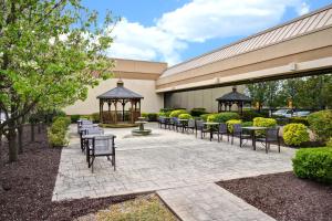 patio ze stołami i krzesłami oraz altaną w obiekcie DoubleTree by Hilton Augusta w mieście Augusta