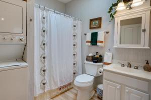 La salle de bains blanche est pourvue de toilettes et d'un lavabo. dans l'établissement Charming Granville Home with Porch - Walk Downtown!, à Granville