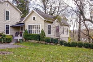 una casa bianca con un paesaggio nel cortile di Charming Granville Home with Porch - Walk Downtown! a Granville