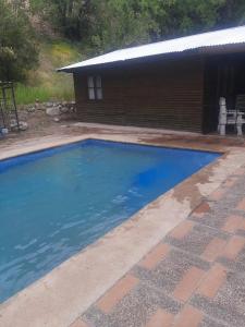 Swimmingpoolen hos eller tæt på Cabañas Naturaleza Boyenar