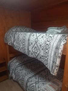 Krevet ili kreveti na sprat u jedinici u okviru objekta Cabañas Naturaleza Boyenar