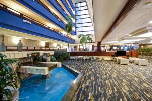 un vestíbulo de hotel con una piscina en el medio en DoubleTree by Hilton Augusta, en Augusta