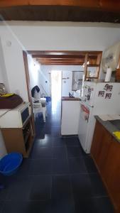 una piccola cucina con frigorifero e bancone di ALQUILO CASA( ALPINA) PARA 4 O 5 PERSONAS EN VILLA DEL DEPORTIISTA a Necochea