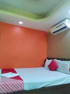 Säng eller sängar i ett rum på POP Hotel Happy Near Netaji Subhash Chandra Bose International Airport